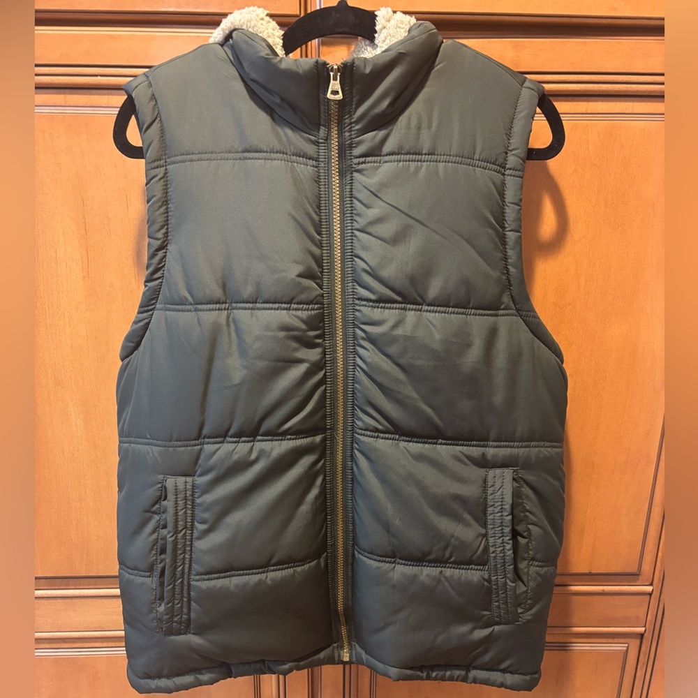 Men’s Weatherproof Vintage Green Sherpa Lined Hooded Puffer Vest. Size M